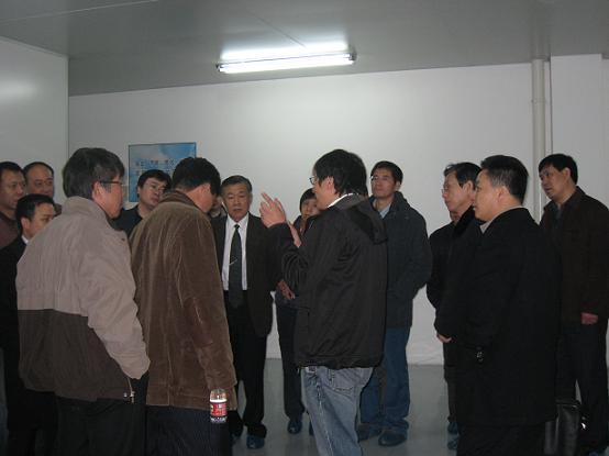 車間里，向電焊機(jī)協(xié)會(huì)參會(huì)代表講解斯達(dá)半導(dǎo)體整體運(yùn)行情況